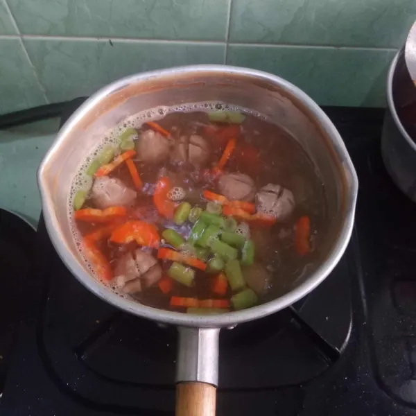 Masukkan bakso ke dalam panci.