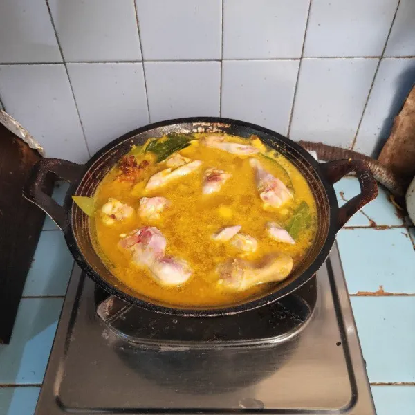 Masukkan ayam, rebus kembali hingga mendidih. Masak hingga kuahnya menyusut.
