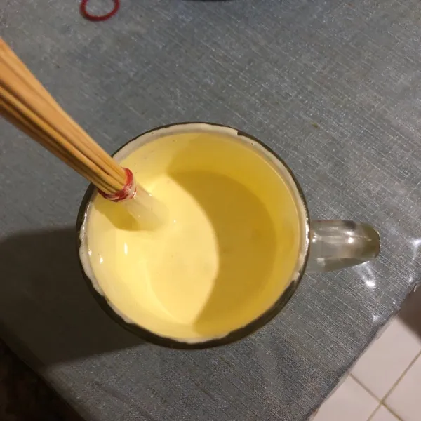 Kocok dengan mixer atau tusuk sate. Lakukan hingga telur mengembang sempurna.