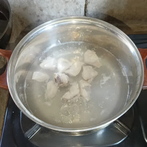 Setelah mendidih masukkan fillet dada ayam.