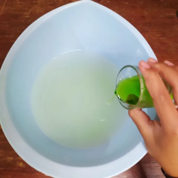 Siapkan air kelapa muda, beri sirup melon yang sudah kita buat tadi secukupnya. Sisihkan.