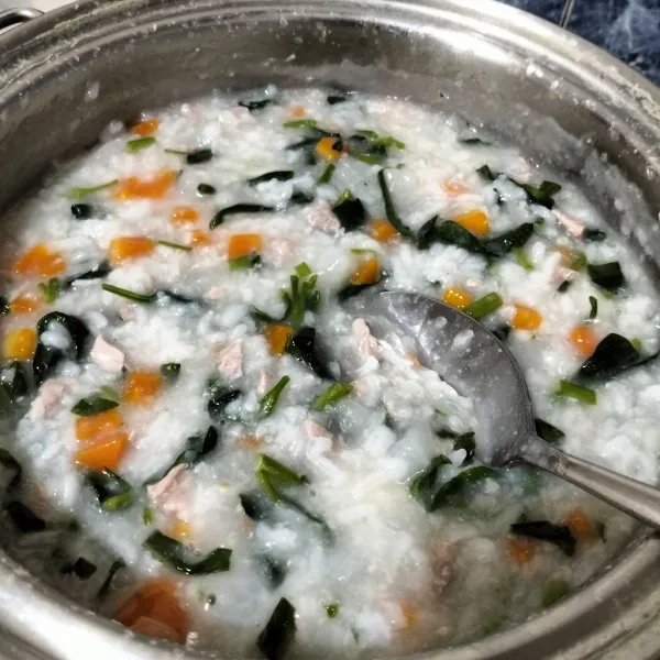 Beri garam dan kaldu ayam. Aduk, tes rasa. Setelah bumbu meresap dan matang, matikan api.