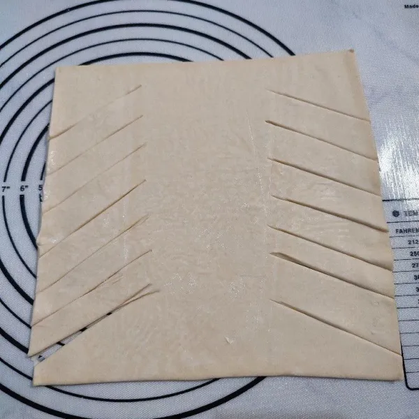 Siapkan danish pastry sheet, kemudian kerat bagian kiri kanan nya sebanyak 7 kali.