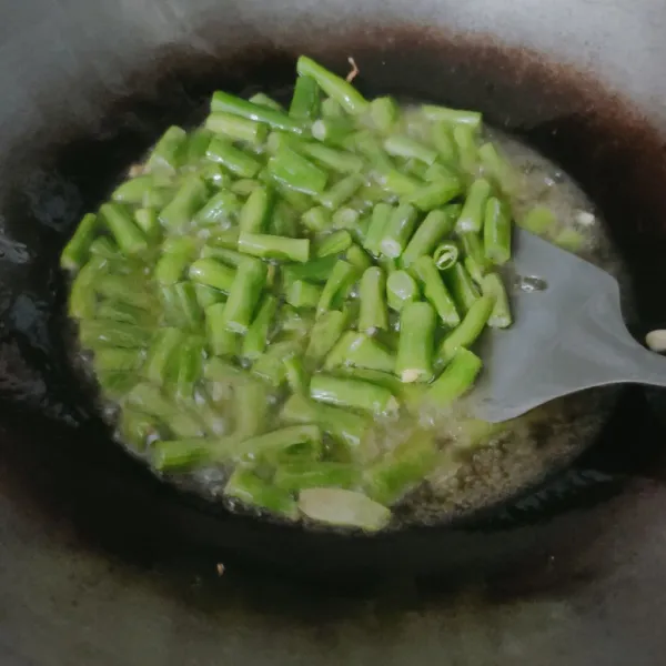 Goreng buncis sebentar hingga cukup layu, angkat tiriskan.