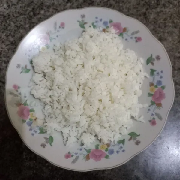 Siapkan nasi putih dan pastikan nasi tidak bergerindil.