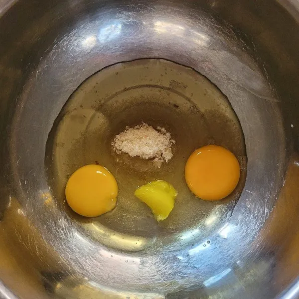Siapkan wadah, lalu masukkan telur, gula, dan ovalet