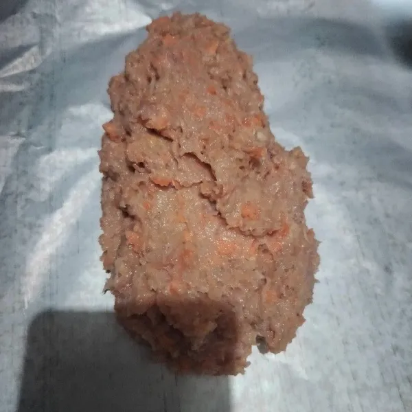 Pindahkan ke wadah lain. Tambahkan saus tiram, minyak ikan, kecap asin, lada bubuk, garam, gula, dan kaldu bubuk. Aduk semua hingga tercampur rata. Setelah itu, masukkan tepung tapioka dan tepung terigu, lalu aduk kembali hingga rata. Tambahkan telur dan aduk lagi hingga semua tercampur rata. Letakkan dalam aluminum foil. Gulung, lalu kukus selama 30 menit