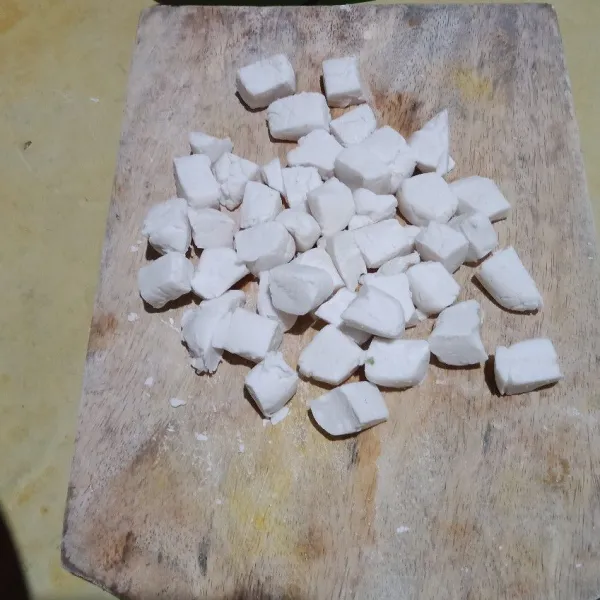 Campur tepung, air, garam aduk hingga Kalis kemudian pipihkan potong-potong seperti di gambar.