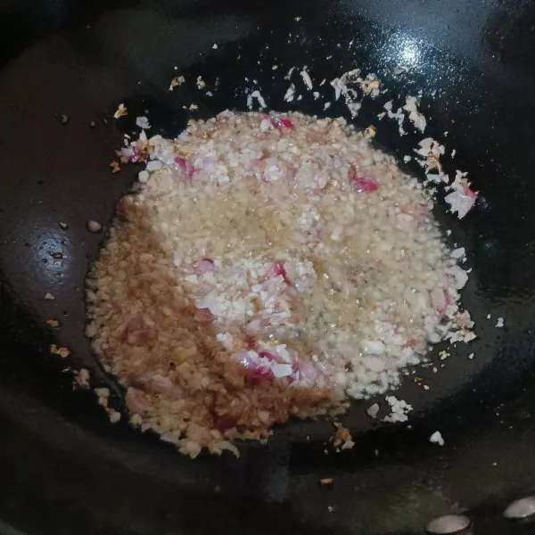 Panaskan minyak, tumis bawang hingga wangi.