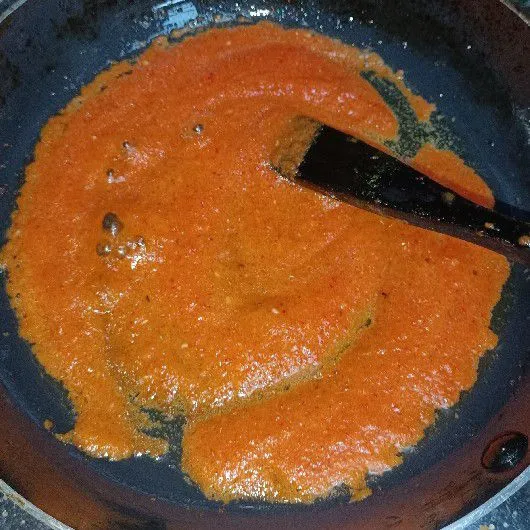 Oseng hingga harum. Masukkan sedikit air dan kaldu bubuk.