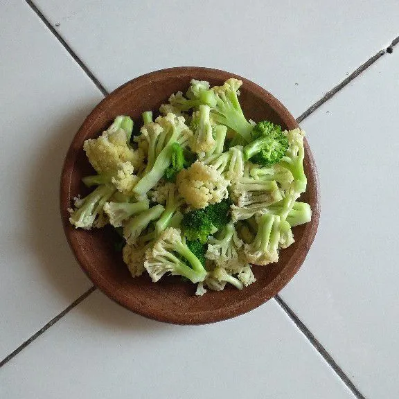 Potong dan cuci kembang kol, brokoli dan pakcoy. Blansir kembang kol dan brokoli, setelah itu angkat dan sisihkan.