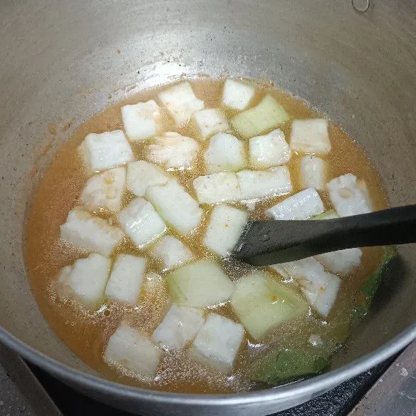 Tambahkan air dan labu air.