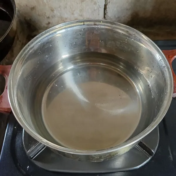 Rebus air hingga mendidih di panci.