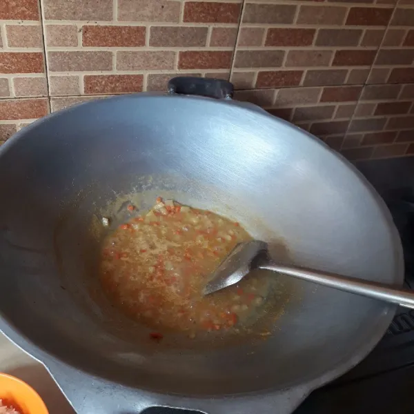 Tambahkan semua sisa bahan, kecuali mie rebus. Masak hingga mengental.