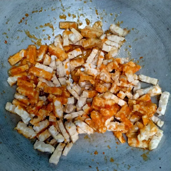 Masukkan tempe aduk merata.