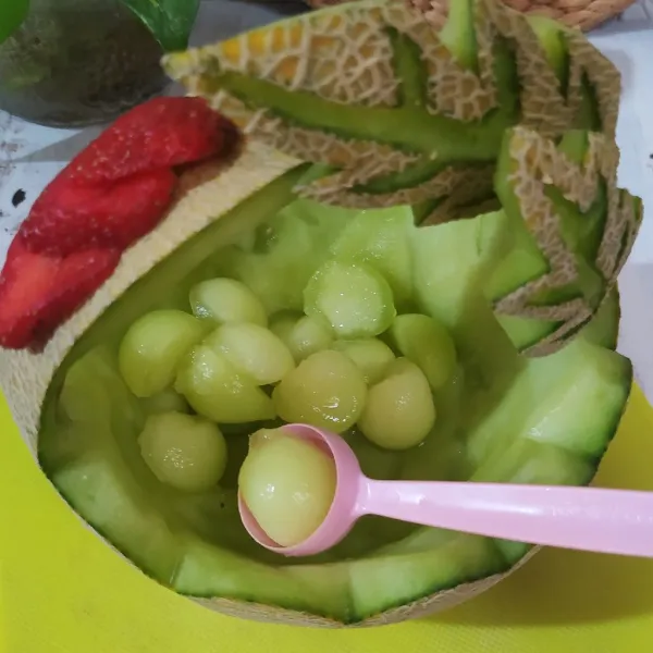Kerok melon dengan pengerok buah.