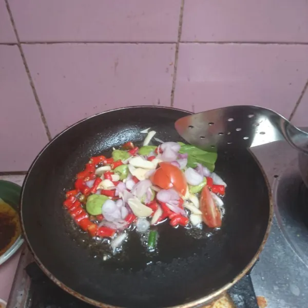 Tumis cabe, bawang putih, bawang merah, tomat, Pete dan daun jeruk hingga harum.