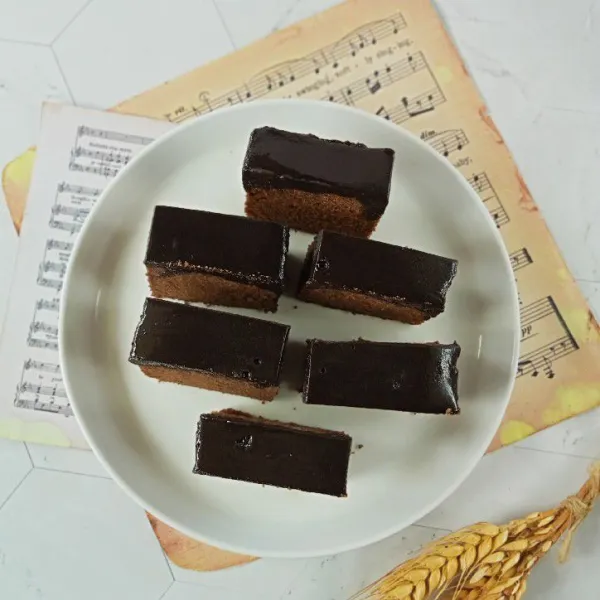 Setelah set, potong kek sesuai selera dan kek ketagih siap disajikan dan dinikmati. Yummy!