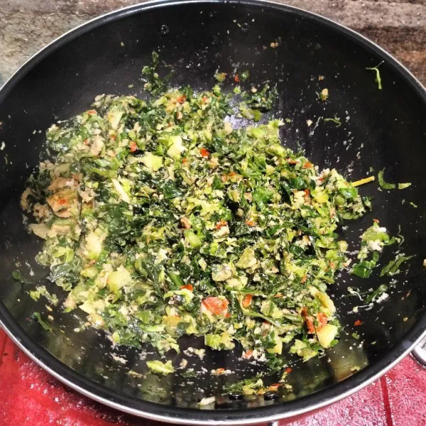 Tambahkan kelapa parut, aduk rata. Masak hingga matang seluruhnya, campurkan bersama nasi hangat.