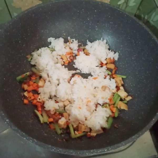 Masukkan nasi, aduk hingga tercampur merata.