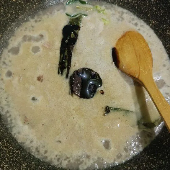 Tambahkan air, lalu masak hingga mendidih. Masukkan gula Jawa, garam, dan kaldu bubuk, masak hingga gula larut, lalu koreksi rasa