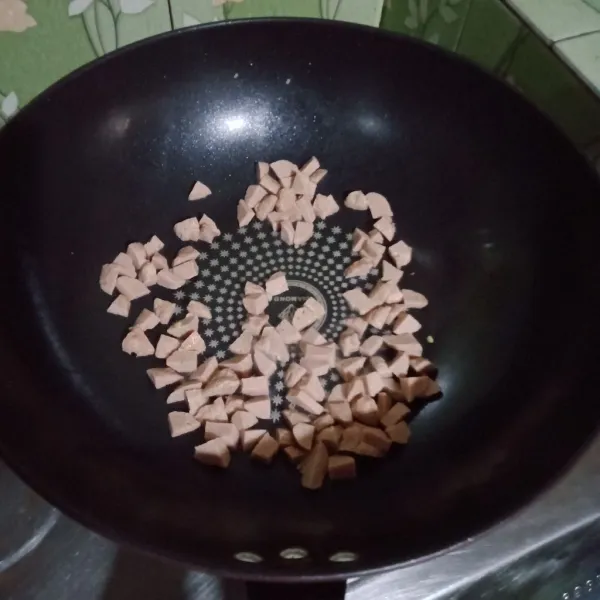 Potong-potong bakso kemudian tumis sebentar lalu angkat.