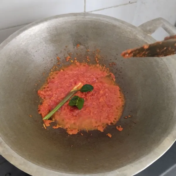 Panaskan minyak goreng, kemudian tumis bumbu halus sampai wangi dan masukkan daun jeruk serta sereh yang sudah digeprek terlebih dahulu, aduk rata.