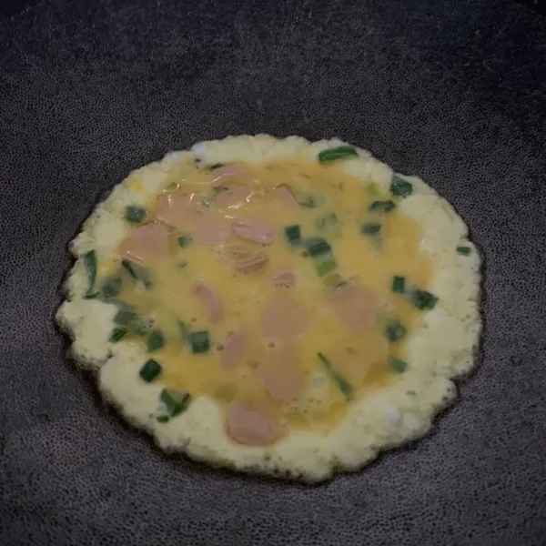 Panaskan dua sendok minyak goreng lalu masukkan telur.