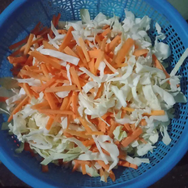 Cuci sayuran kemudian potong-potong sisihkan.