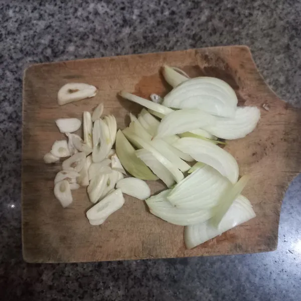 Iris-iris bawang bombay dan bawang putih.