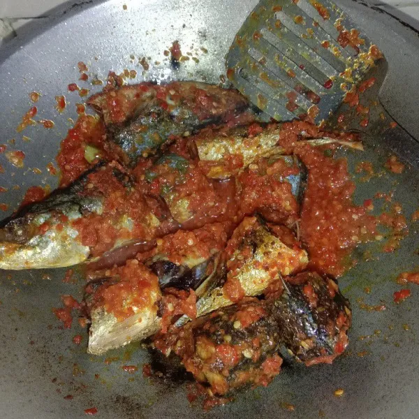Masukkan ikan yg sudah digoreng, aduk rata lalu angkat.