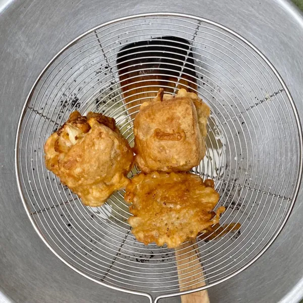 Goreng tahu hingga berwarna kuning kecoklatan, lalu angkat dan sajikan.