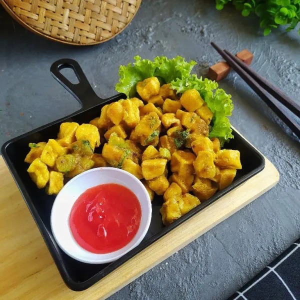 Sajikan selagi panas dengan saus kesukaan anda.