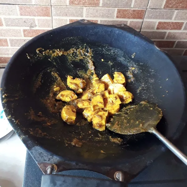 Masak hingga bumbu meresap dan mengental.