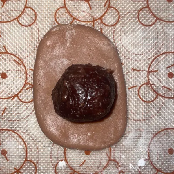 Gilas adonan kulit, isi dengan strawberry kacang merah, lalu tutup adonan. Taburkan tepung maizena sangrai di atas adonan, tipis saja. Sajikan mochi