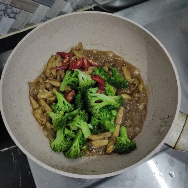 Masukkan brokoli dan irisan cabe merah aduk rata lalu angkat dan sajikan.