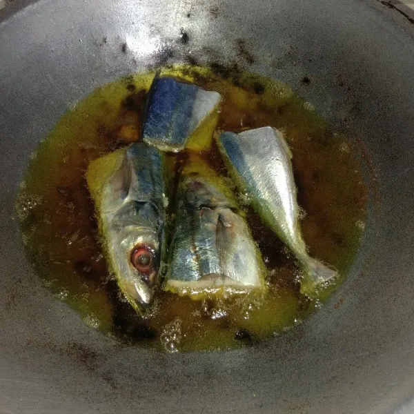 Goreng ikan dalam minyak panas dengan api sedang sampai matang, angkat dan sisihkan.