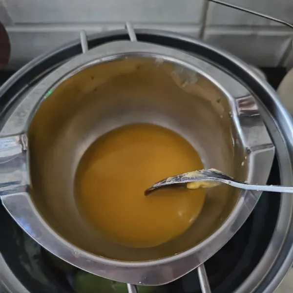 Panaskan margarin sampai larut, siapkan semua bahan, masukan air sedikit demi sedikit sampai kekentalannya pas.