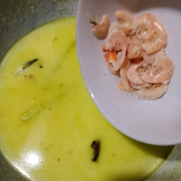 Masukkan ebi.