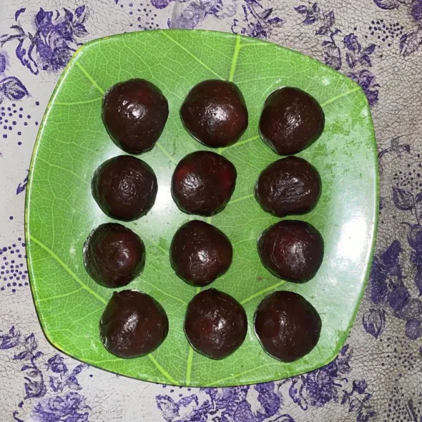 Bagi pasta kacang merah menjadi 12, lalu selimuti strawberry dengan kacang merah