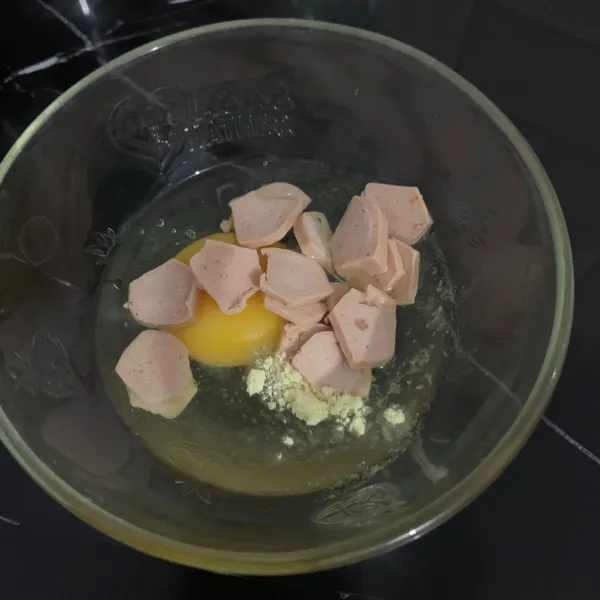 Tambahkan sosis dan aduk rata.