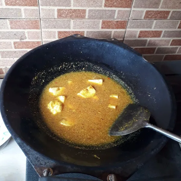 Masukkan air, putih telur, garam, kaldu, merica, gula dan terasi, aduk rata.