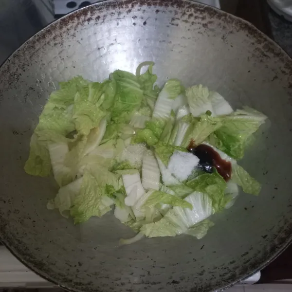 Beri garam, gula pasir dan saus tiram, aduk rata dan koreksi rasa.