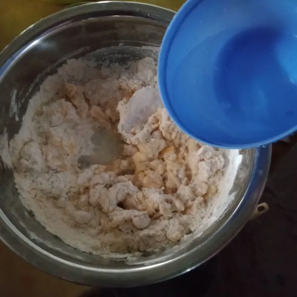 Masukkan air, garam, vanila aduk rata hingga tidak ada tepung yang menggerindil.