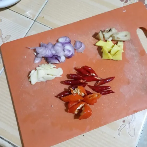 Iris bawang merah, bawang putih, cabe rawit merah, cabe kriting merah, jahe dan lengkuas.