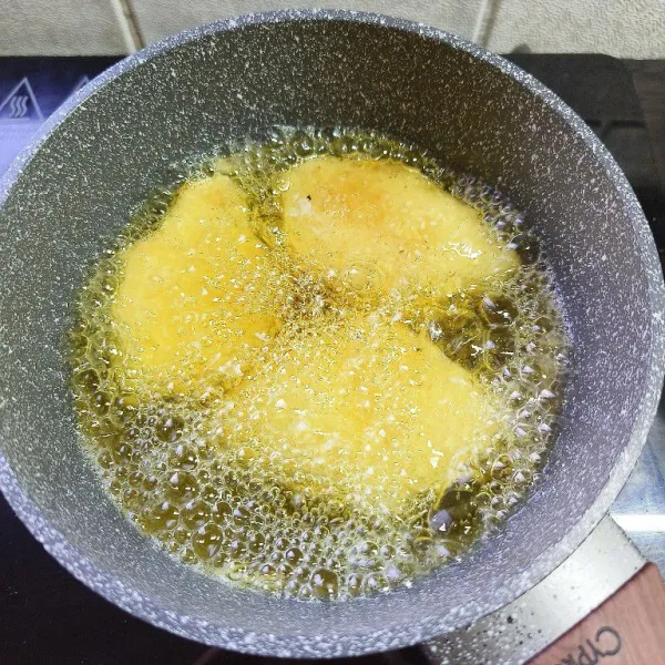 Masukan balutan nanas dan terigu kedalam minyak yg panas, pastikan minyak sudah panas agar tidak meresap minyak.