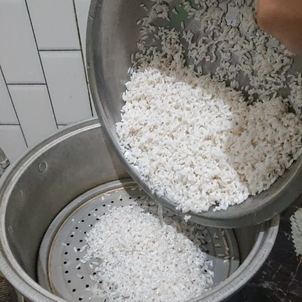 Panaskan kukusan. Masukkan beras ketan yang telah ditiriskan. Kukus selama 15 menit atau beras ketan mulai lengket.