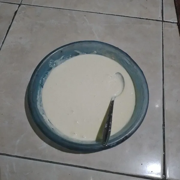 Dalam wadah, campurkan tepung terigu, bawang putih halus, garam, kaldu bubuk, dan air. Aduk merata.