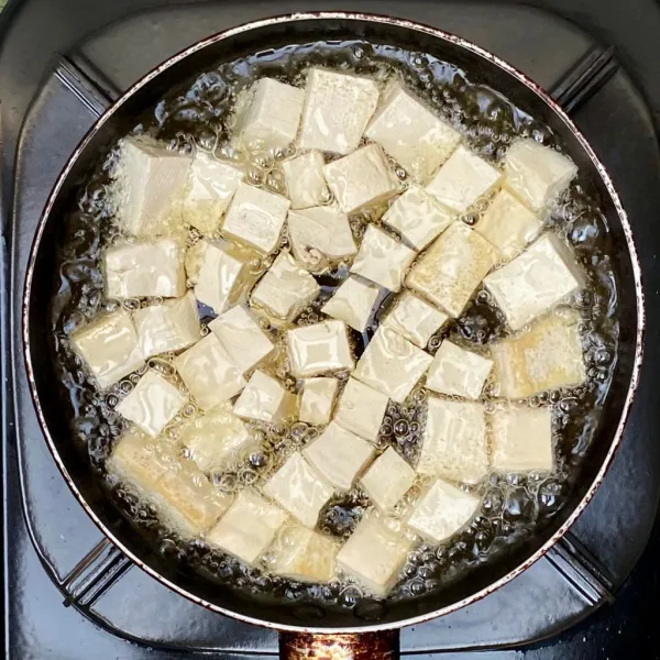 Goreng tahu hingga berwarna kecoklatan, lalu angkat dan sisihkan.