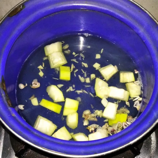 Masukkan bawang yang sudah di rajang.